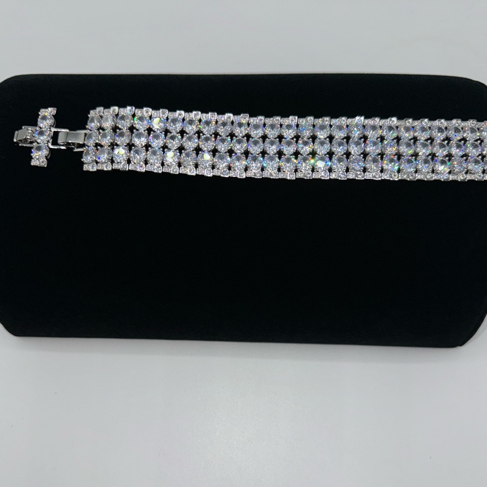 58ct Cuff Bracelet - Picture 8 of 12
